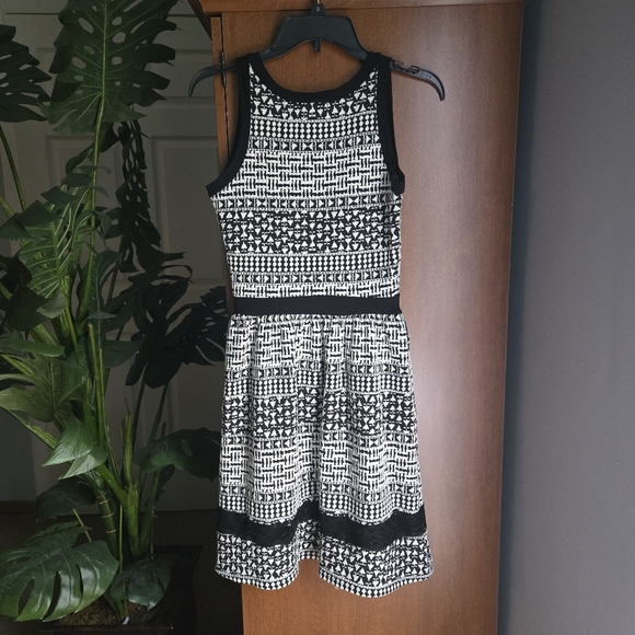 Le Lis Sleeveless Dress Black And White Knit Pattern With Lace - Picture 2 of 4